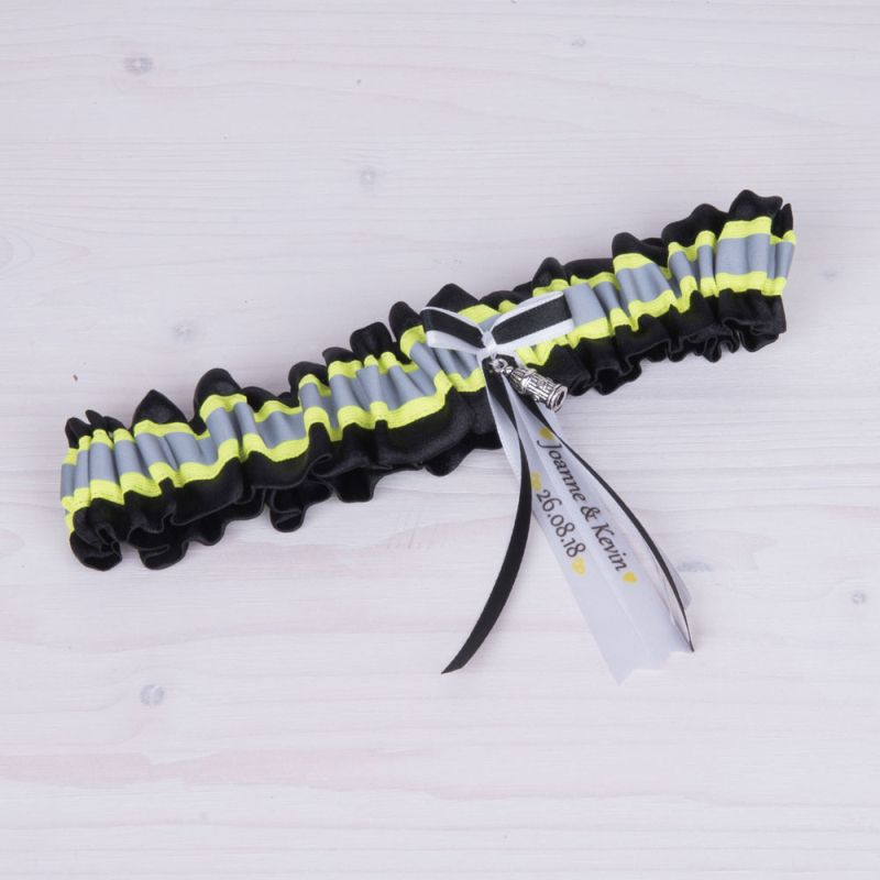 Rotes Strumpfband im Feuerwehr-Design für eine originelle Hochzeit.