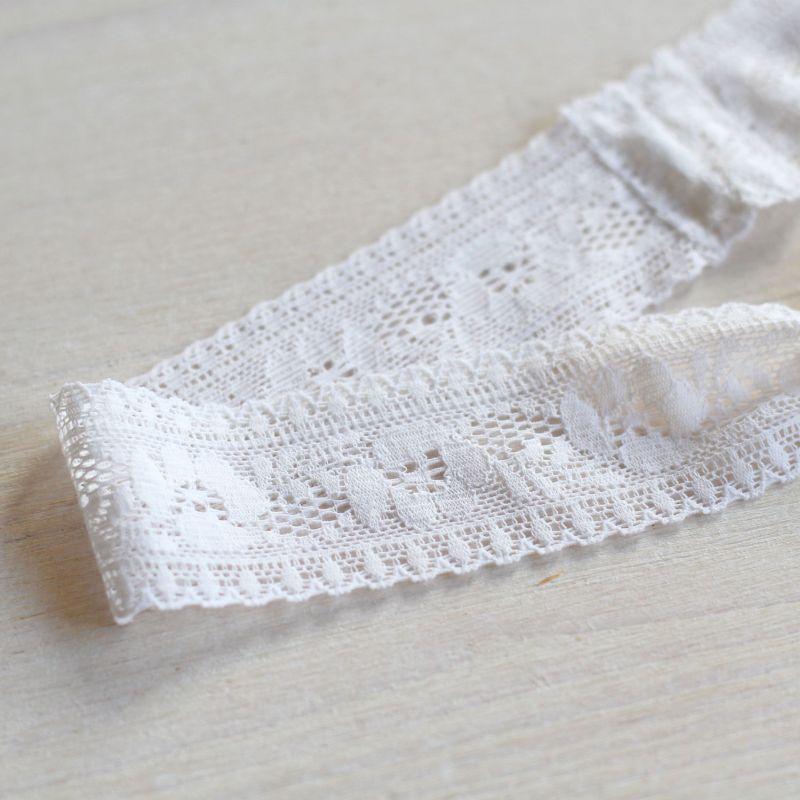 Romantisches Boho-Strumpfband als traditionelles Accessoire zur Hochzeit.