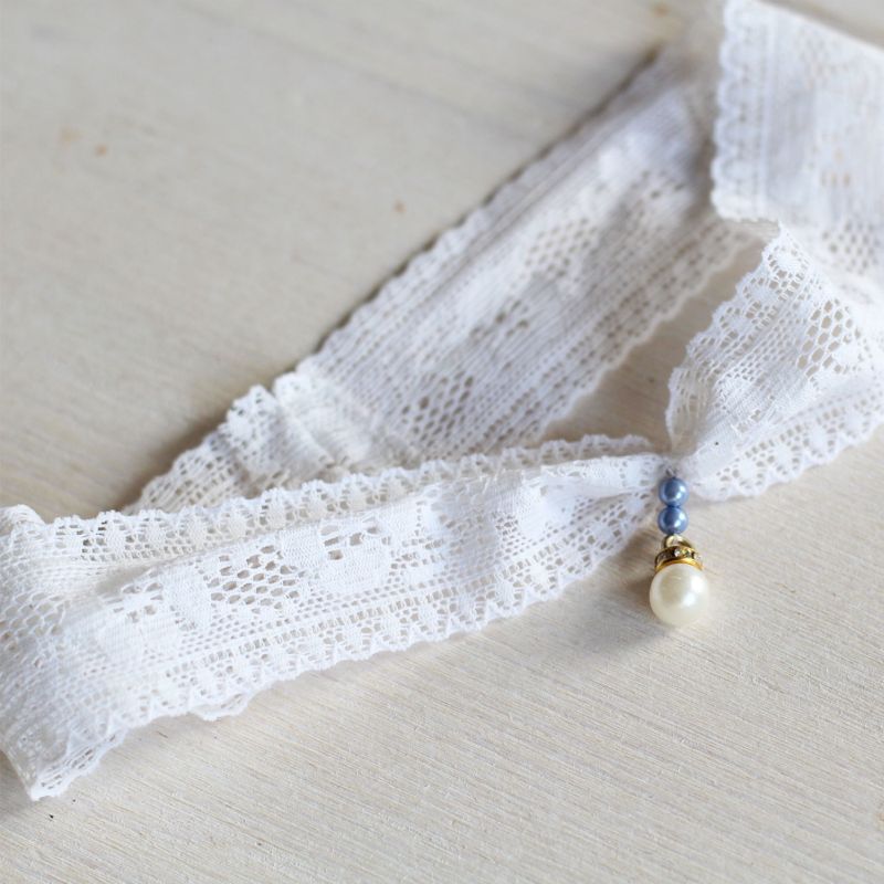 Zartes Strumpfband im Boho-Stil mit feinen Details für die Braut.
