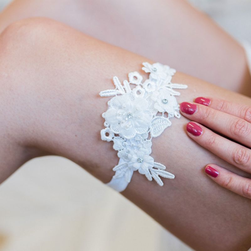 Klassisches Strumpfband in Ivory als elegantes Accessoire für die Braut.