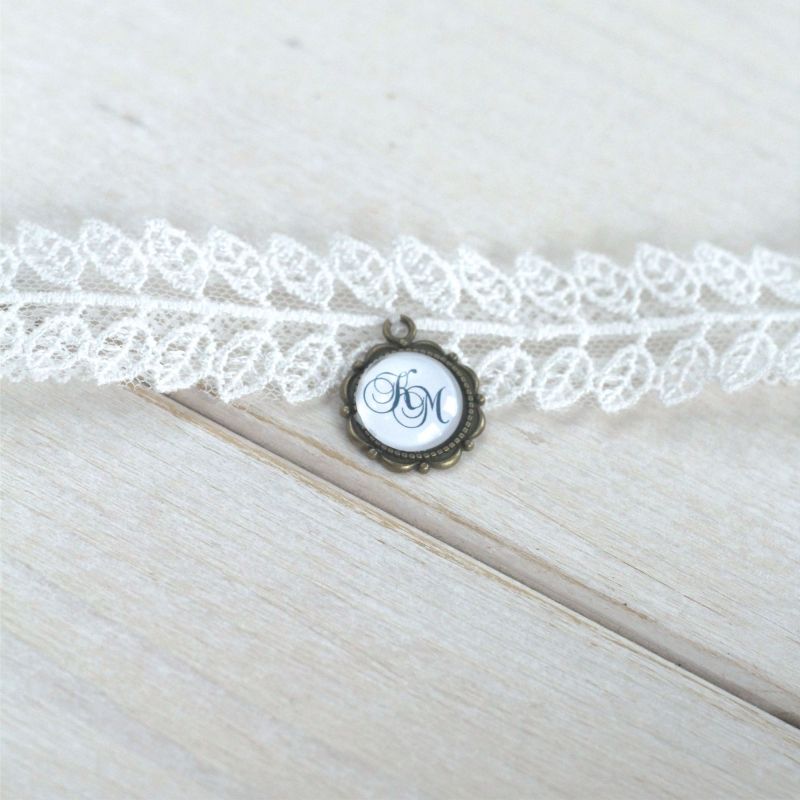 Detailansicht eines Boho-Strumpfbands mit edlem Anhänger für die Hochzeit.
