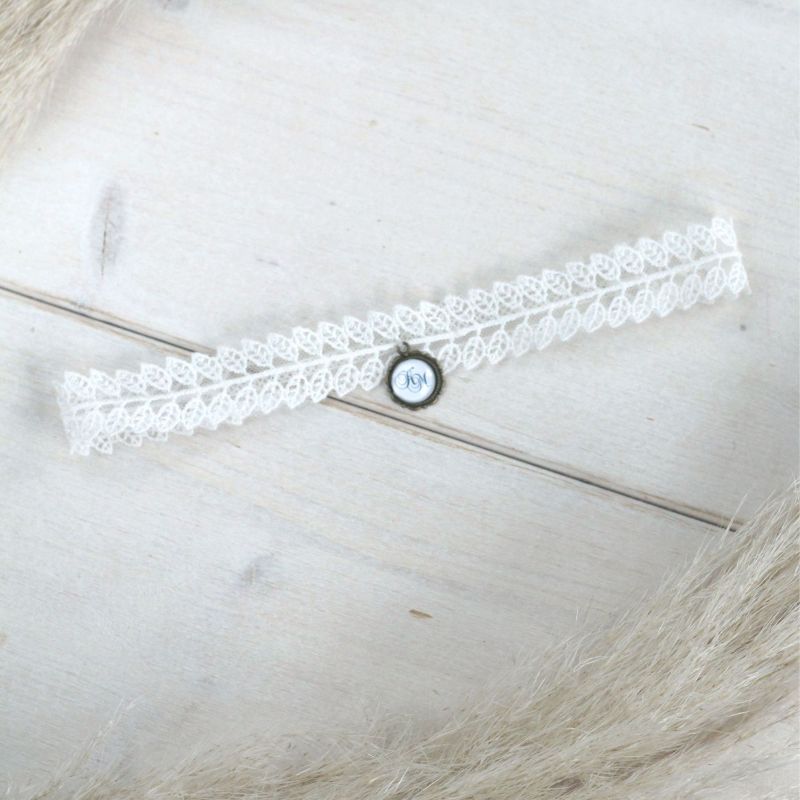 Romantisches Boho-Strumpfband mit detailreicher Blätterspitze für die Braut.