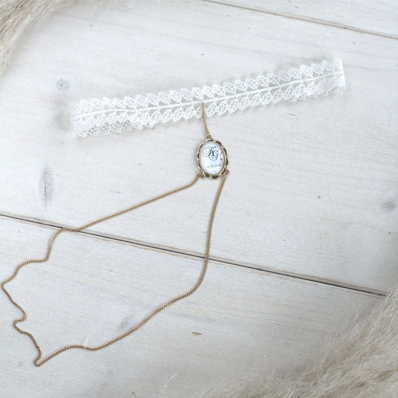 Nahaufnahme der feinen Boho-Blätterspitze an einem Strumpfband mit Kette.