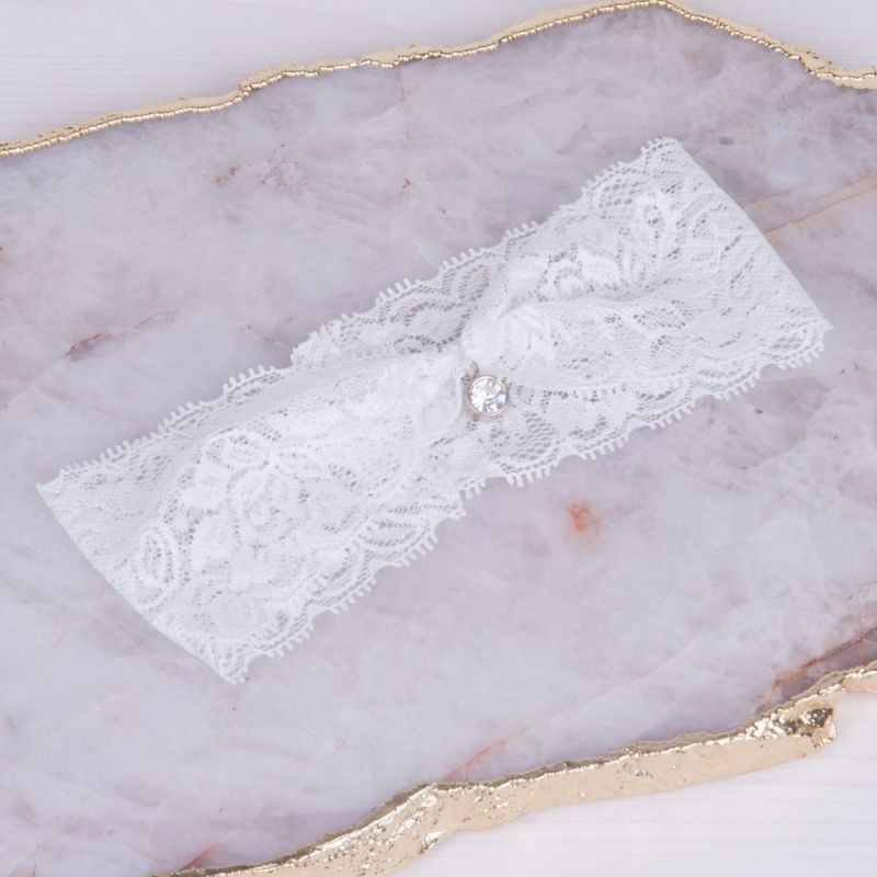 Elegantes Strumpfband aus Spitze in Ivory für ein stilvolles Hochzeitsoutfit.