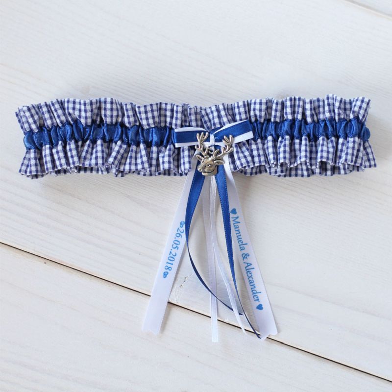 Blau-weiß kariertes Strumpfband als traditionelles Accessoire zur Tracht.