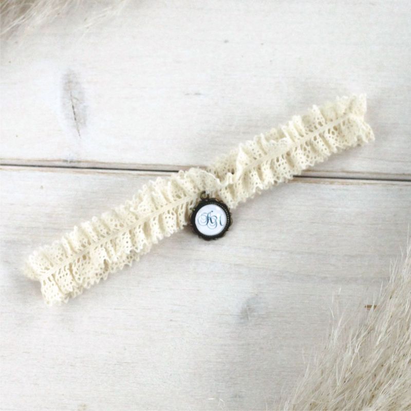 Elegantes Strumpfband aus nachhaltiger Bio-Spitze für die Hochzeit.