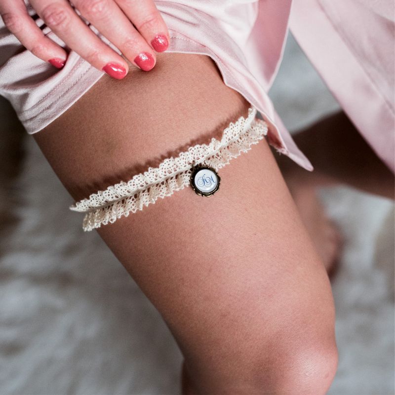 Zartes Strumpfband im Boho-Stil aus Bio-Spitze für die Braut.