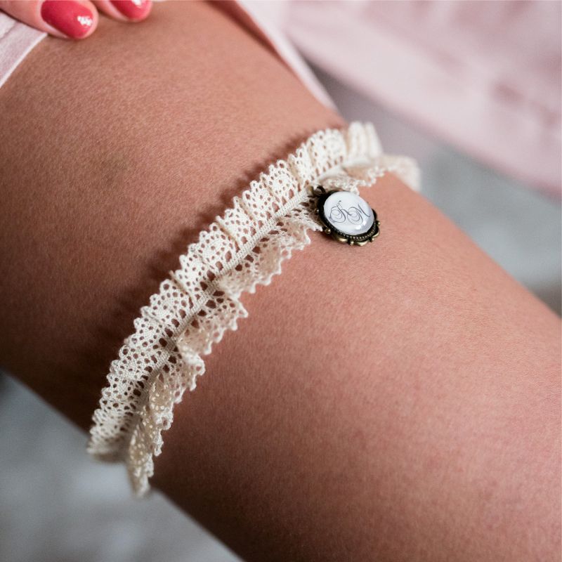 Romantisches Boho-Strumpfband als elegantes Accessoire zur Hochzeit.