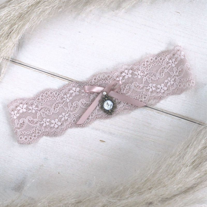 Elegantes Strumpfband in Altrosa für ein stilvolles Brautoutfit.